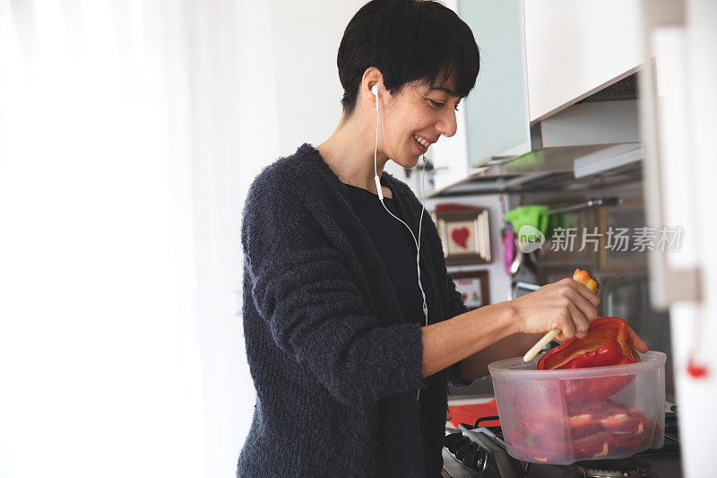 成年妇女在家准备午餐