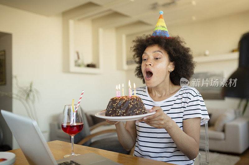 年轻漂亮的非洲裔美国女人过生日