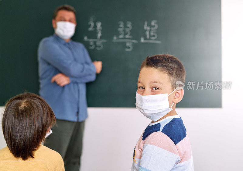 孩子们在教学楼的教室里学习数学。教育