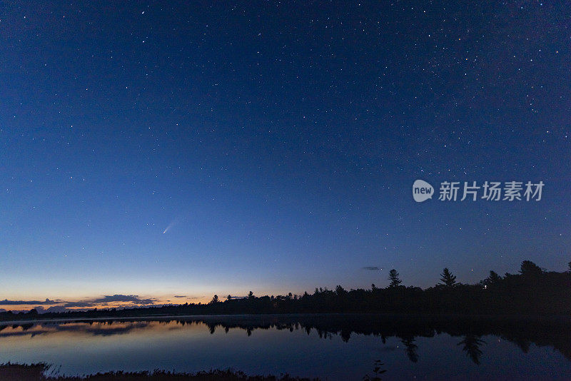 加拿大格雷文赫斯特，托伦斯·巴伦斯暗天保护区，日落后黑暗的夜空中的Neowise彗星