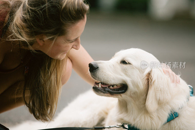 金毛猎犬对着女人微笑