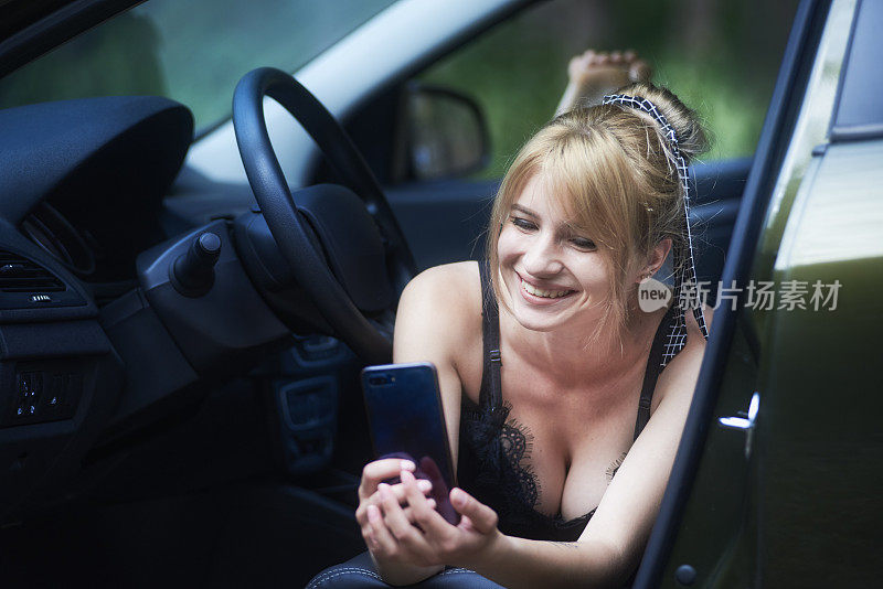 微笑的年轻女子在户外用智能手机相机自拍