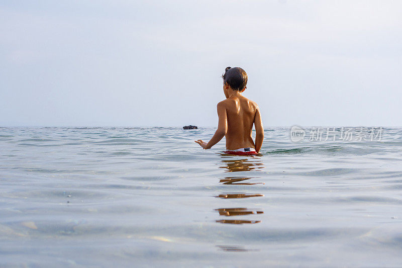 男孩夏天的乐趣在海上