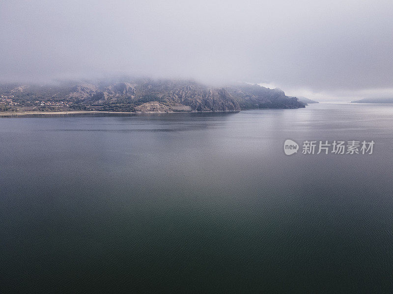 鸟瞰图从上面直接看到一个巨大的蜿蜒的山间河和雾。