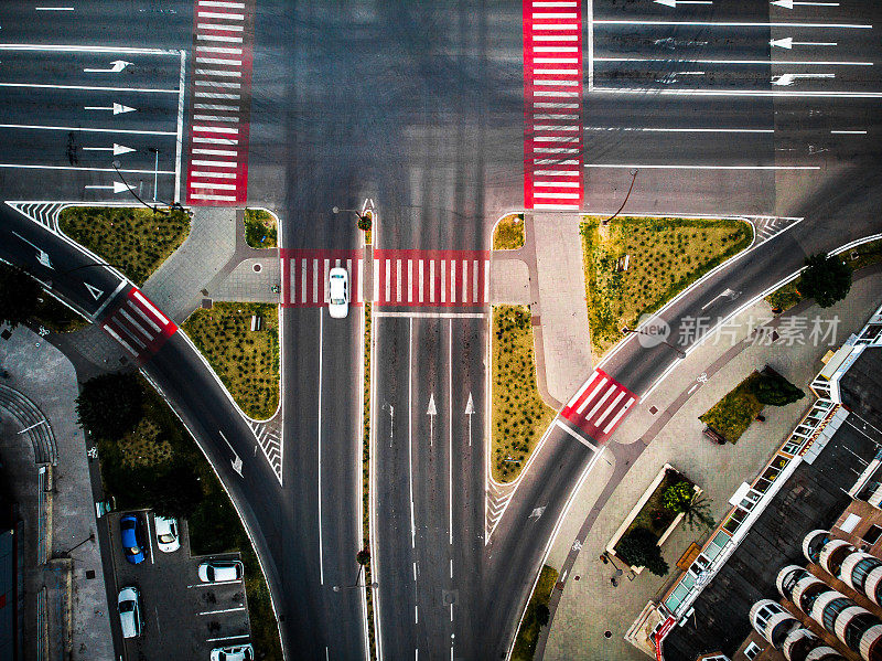 从空中俯瞰市中心繁忙的十字路口