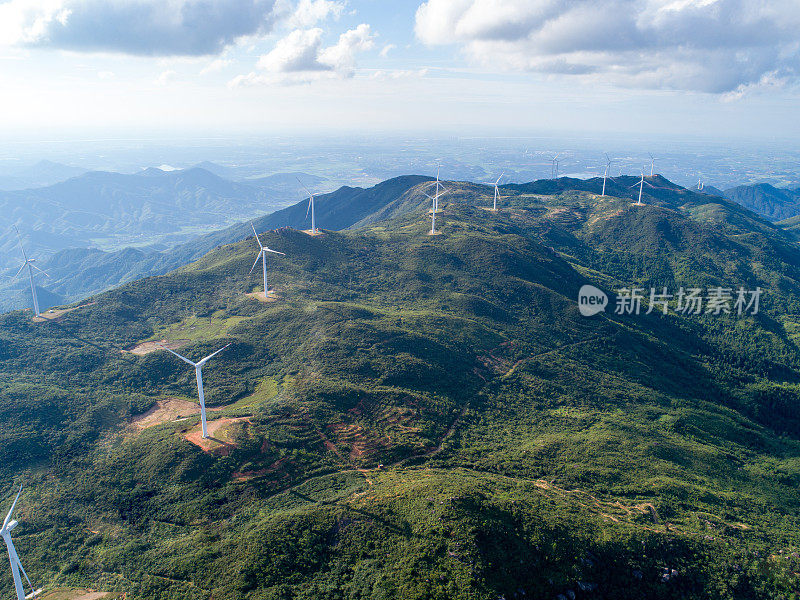 山脊的风场。高角度航空摄影。