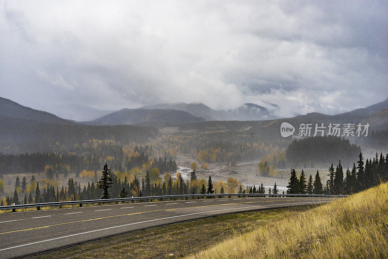 班夫国家公园蜿蜒的山路