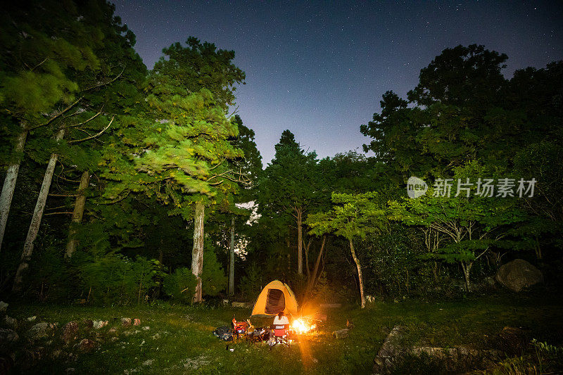 在繁星点点的晴朗夜空下露营