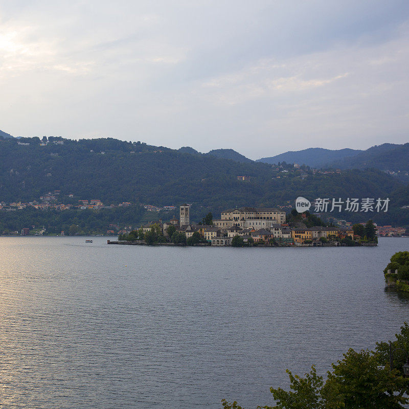 日出时地中海海岸线的美景