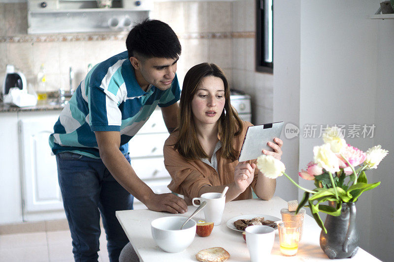 年轻夫妇吃早餐