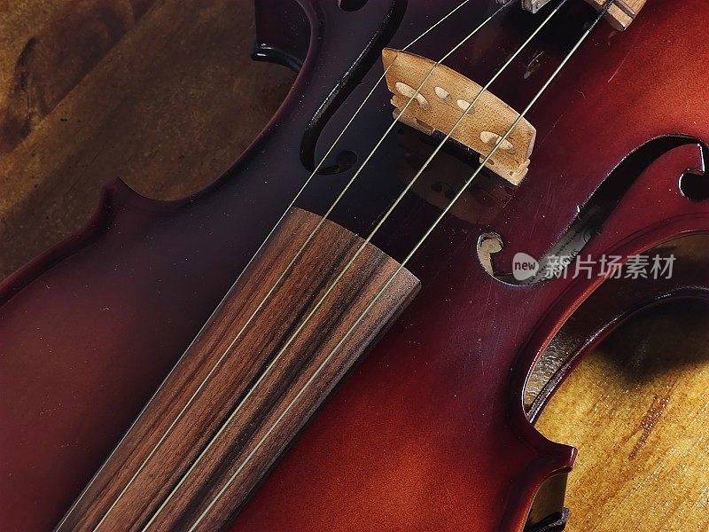 近小提琴在木地板上，音乐小提琴在黑暗的木地板上的俯视图