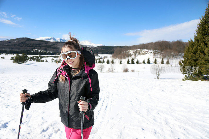 女子滑雪者在山上