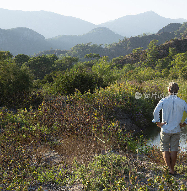 徒步旅行者早晨在茂密的森林里休息