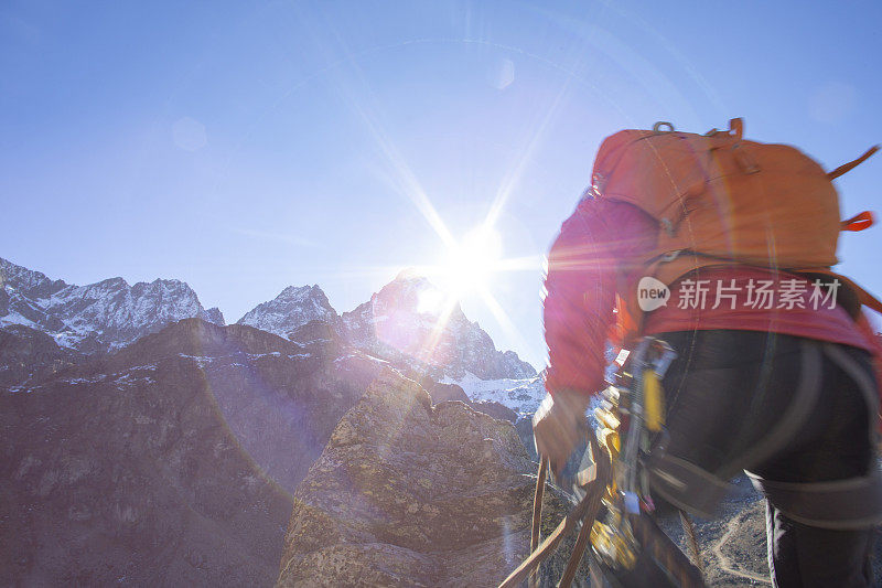 一个登山者登上了顶峰