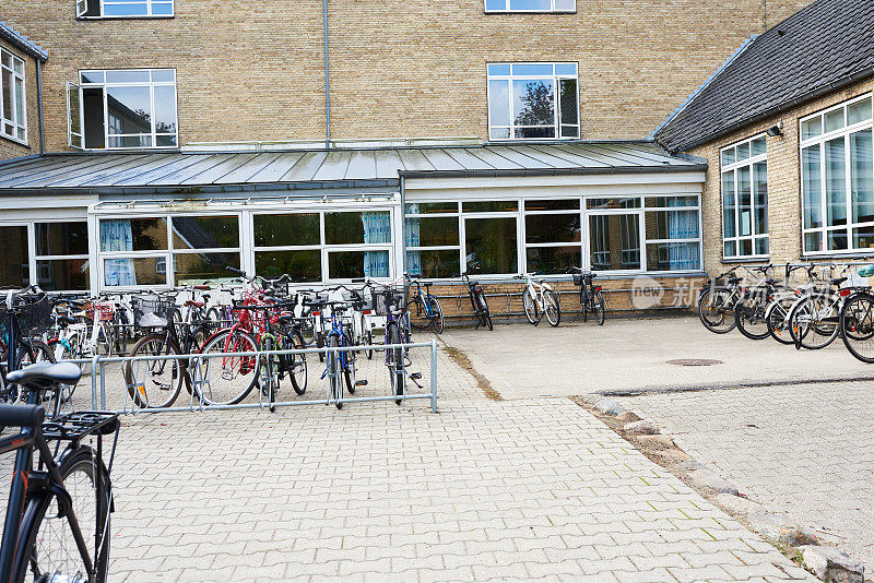学校操场上的自行车停车位