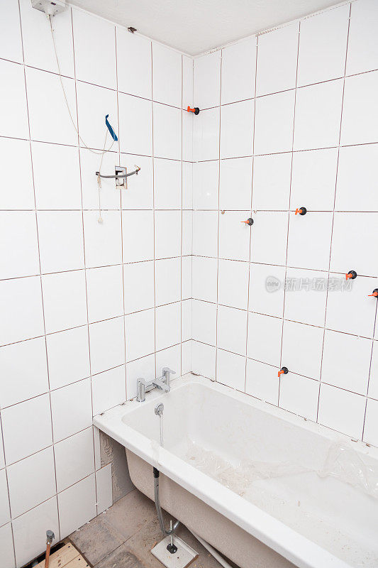 小浴室装修和安装瓷砖尚未灌浆