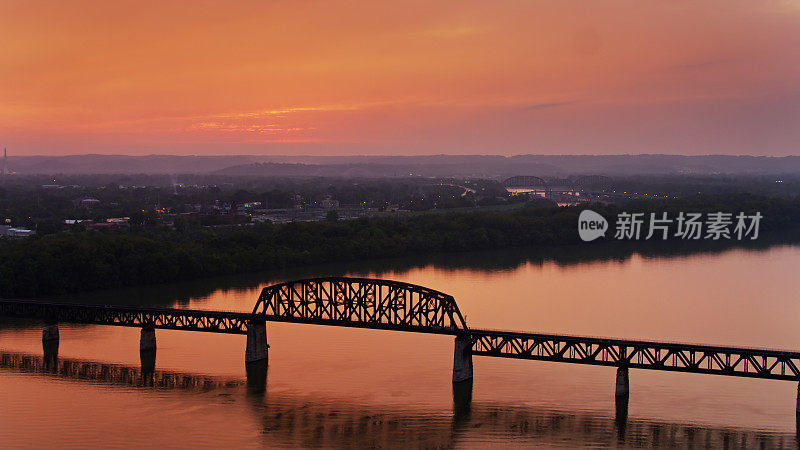 鸟瞰图十四街桥和俄亥俄河在日落在路易斯维尔