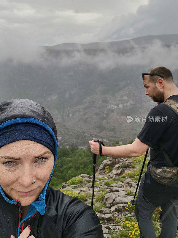 一对在雨天徒步旅行的夫妇