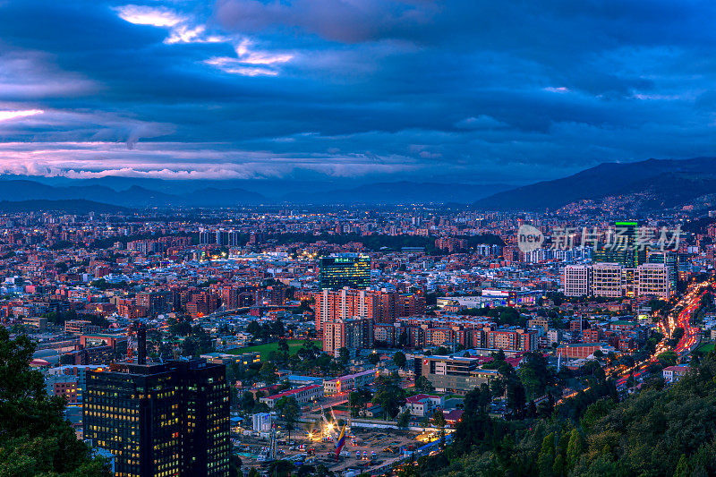 波哥大，哥伦比亚-高角度全景首都北部城市从拉卡莱拉看安第斯山脉。