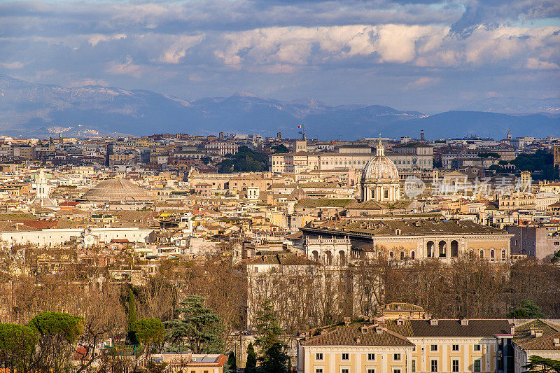 巴洛克风格的罗马中心和亚平宁山脉的高清晰度全景图