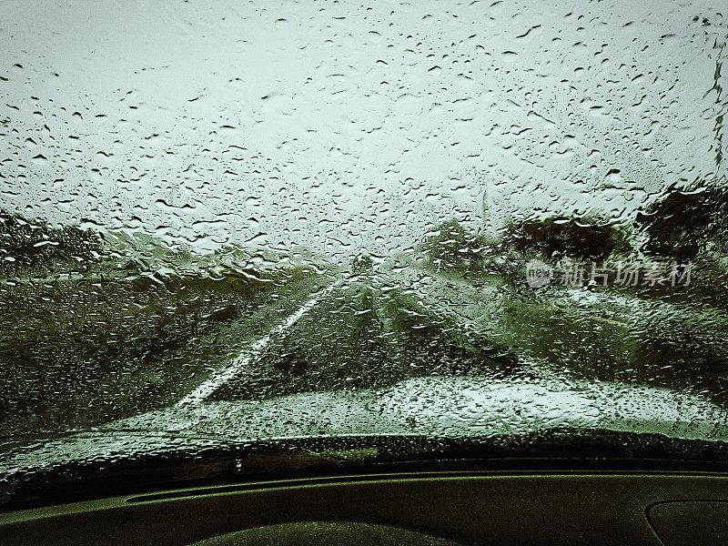 在暴雨中透过湿挡风玻璃驾驶的雨天