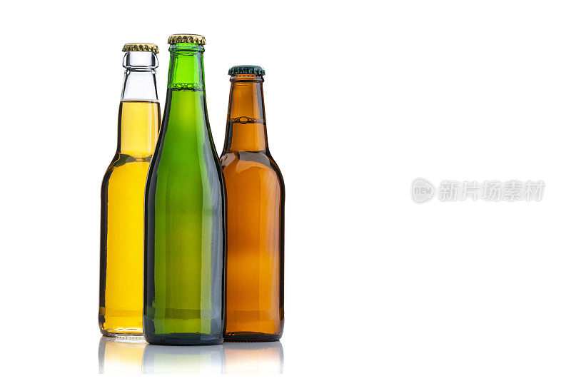 绿色、棕色和半透明的啤酒瓶孤立在白色背景上。本空间