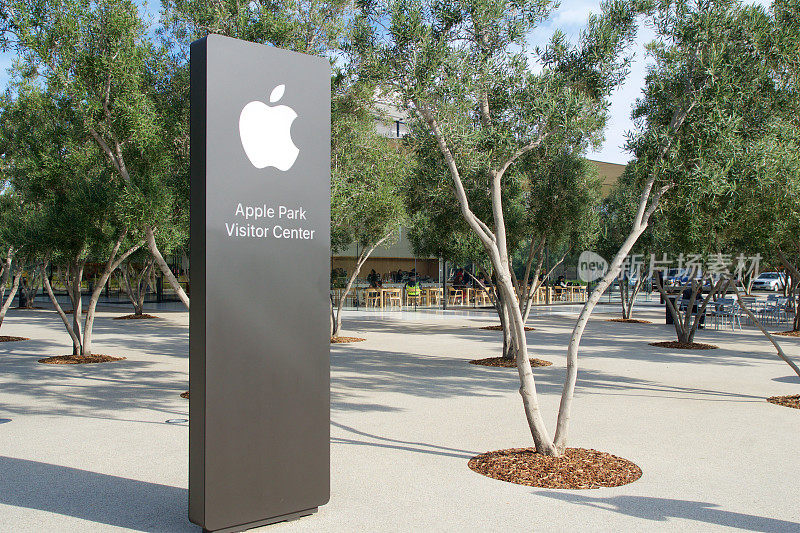 位于硅谷库比蒂诺的坦头大道的新苹果总部和苹果公园游客中心的苹果标志