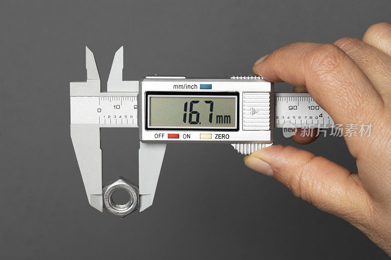 数字卡尺测量金属螺母