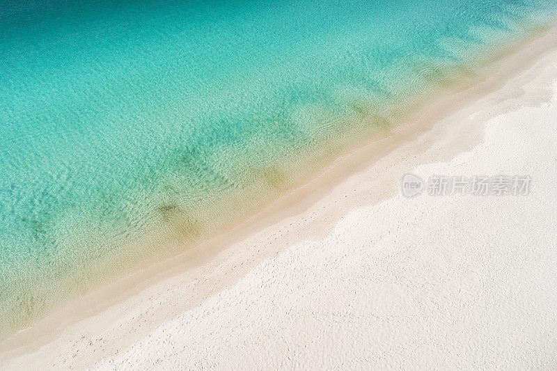 纯净的白色沙滩和平静的海水