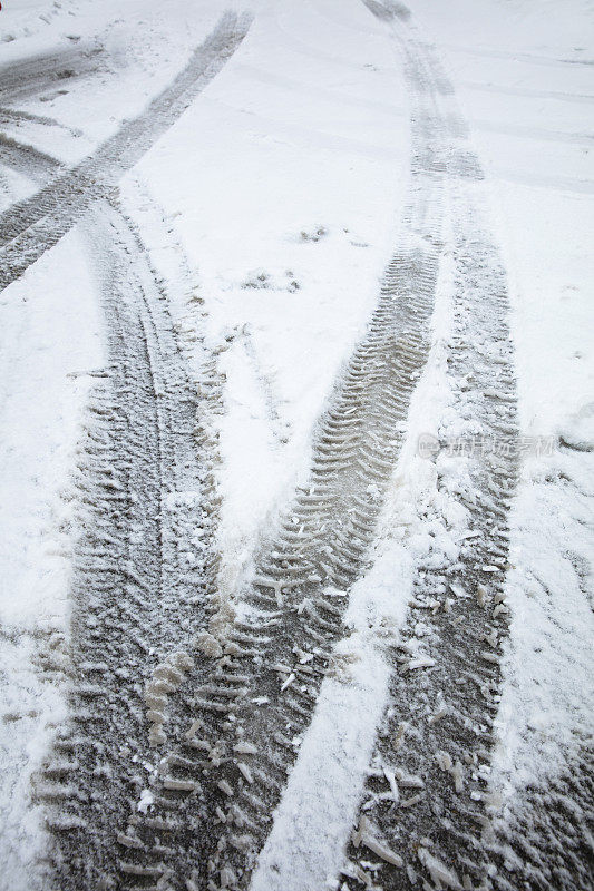 雪地上的轮胎印