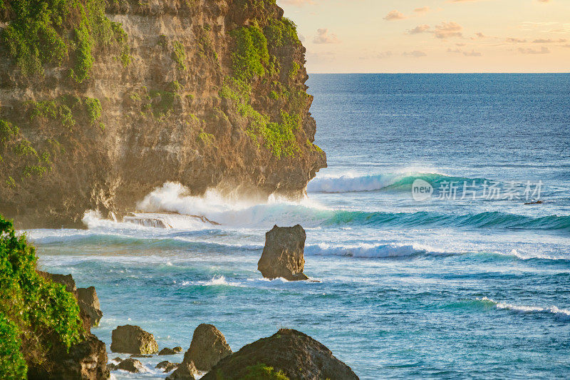 巴厘岛，岩石峭壁和海洋。日落在Uluwatu