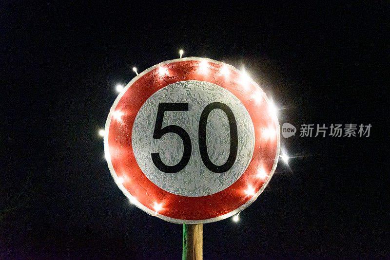 50周年纪念:冰冻照明交通标志显示数字50