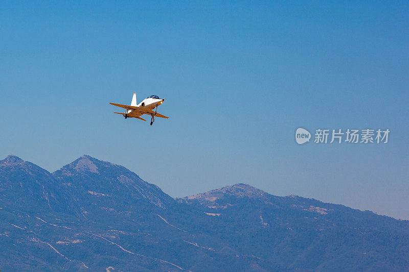 飞机(喷气式飞机-喷气式飞机)飞过山脉