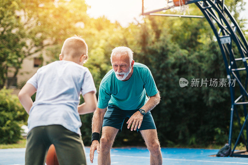 爷爷和孙子在篮球场上