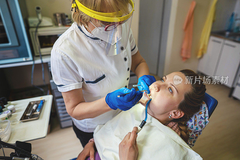 年轻孕妇看牙医