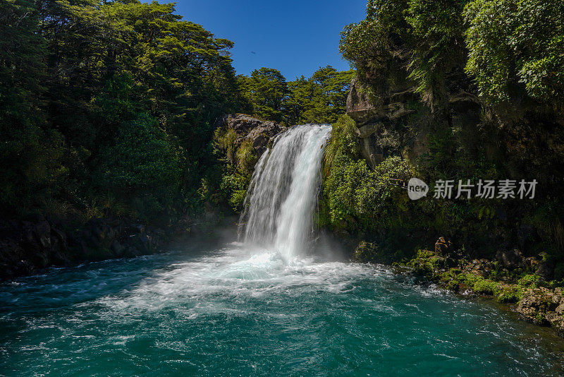 塔怀瀑布步道(咕噜池)在汤加里罗国家公园，新西兰