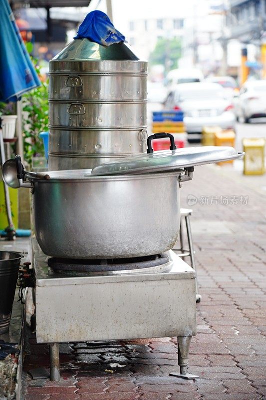 泰国街头小吃的蒸汽火锅
