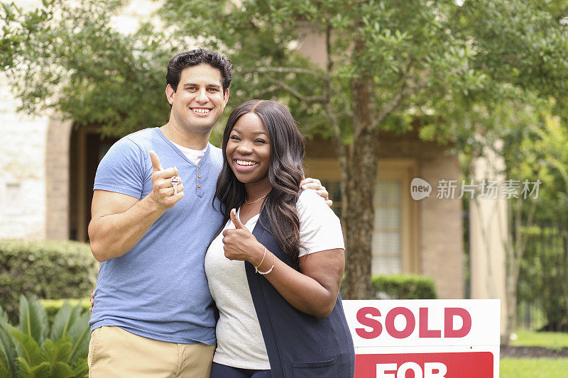 兴奋的年轻夫妇买房子。