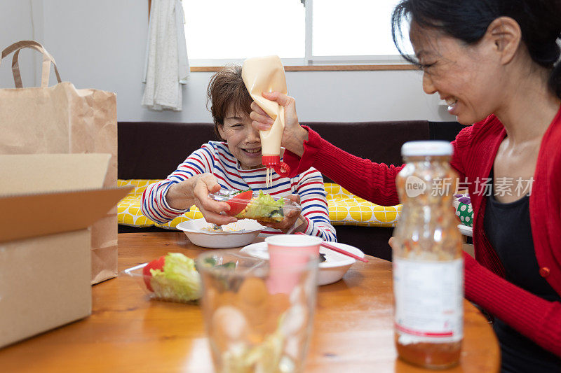 享用外卖食品的家庭