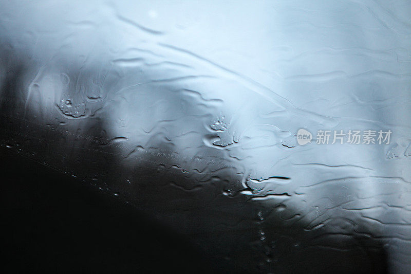 雨滴落在移动的汽车玻璃上