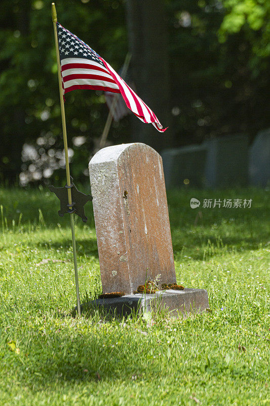 公墓-国旗标志着阵亡将士纪念日的老兵墓