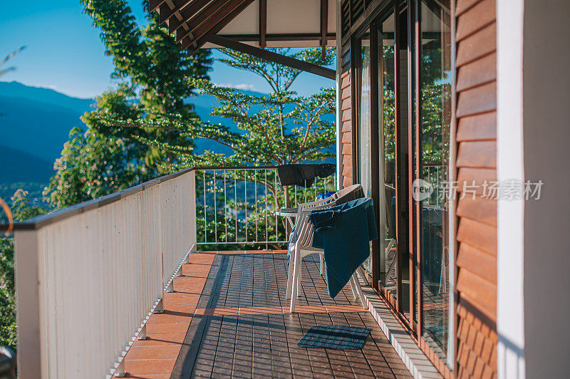湿布烘干上午阳台自然景观山和森林从别墅度假村在吉隆坡巴鲁山