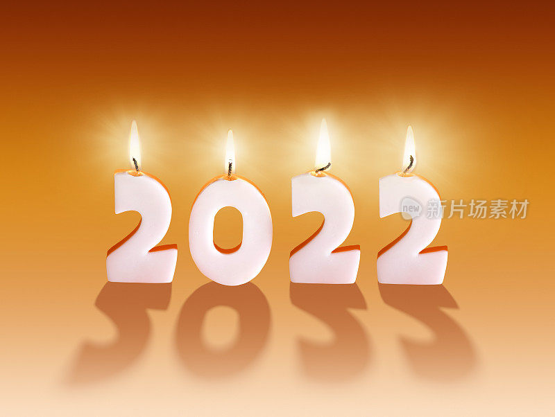 用烛光和火焰祝你2022年新年快乐