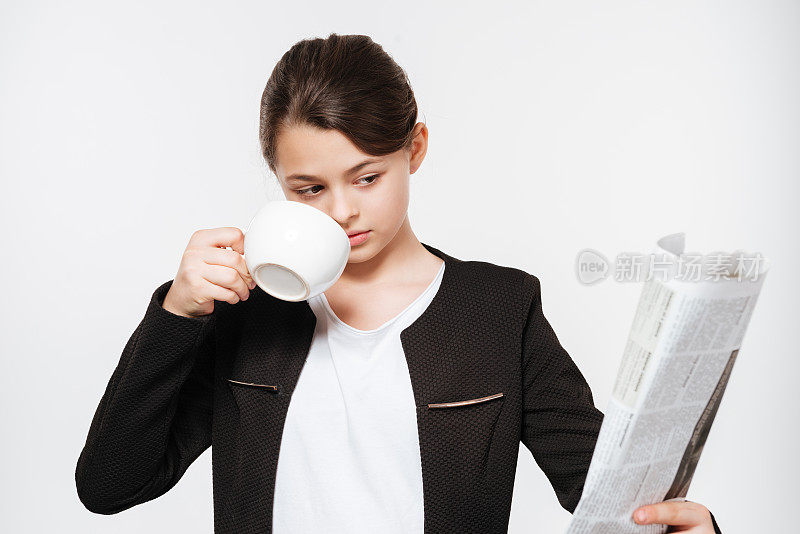 严肃的年轻女孩喝着咖啡，读着公报