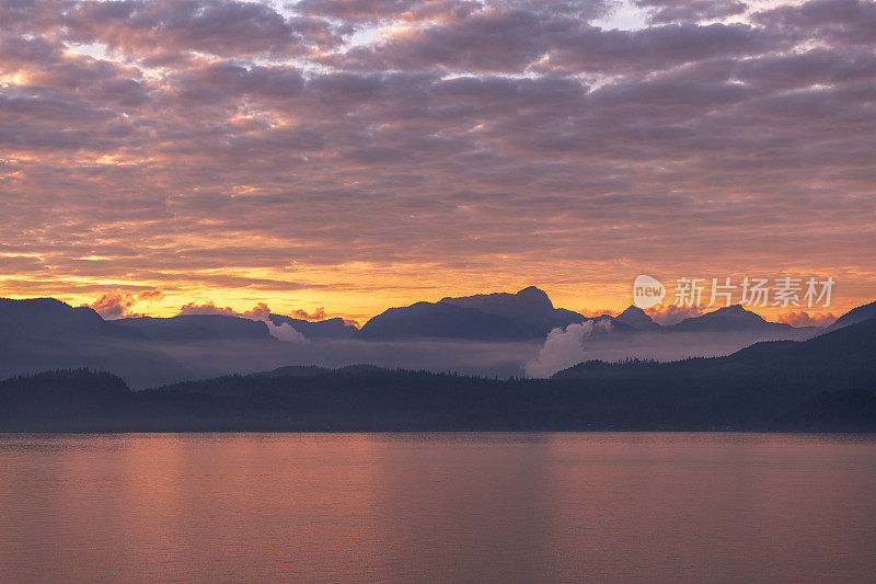 日出时，山脉越过水面的风景