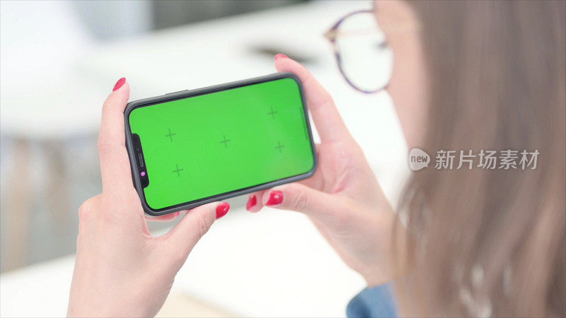 持智能手机水平与绿色色度屏幕