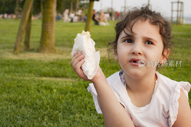 小女孩吃三明治的画像