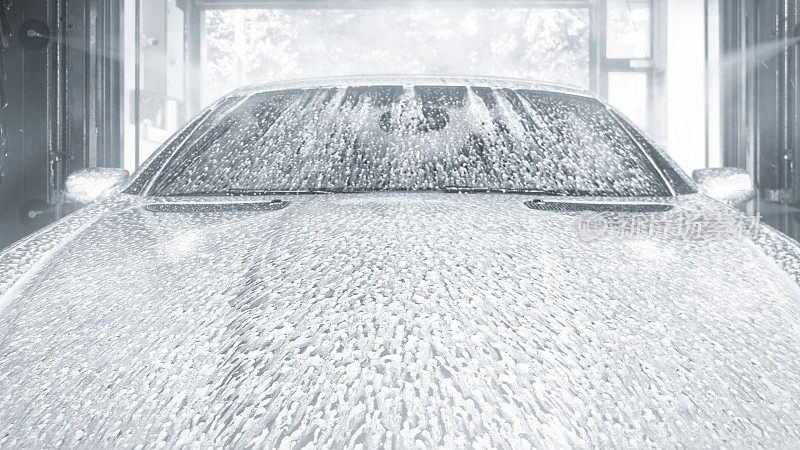 洗车时车盖上有泡沫