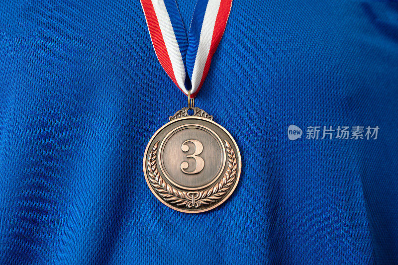 铜牌。冠军奖杯及绶带。在运动奖为获胜者在蓝色衬衫背景