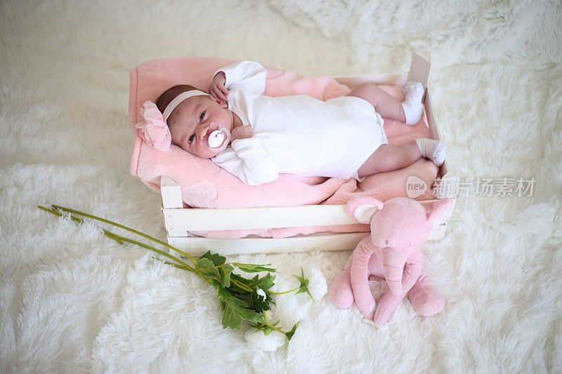 可爱可爱的新出生女婴的肖像照片